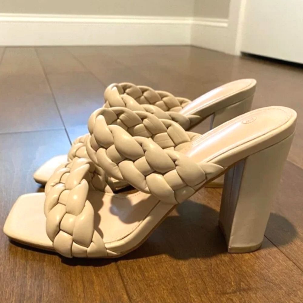 Ladies Nude Super Cute  2 Braid Band Sandle Heels sz 8.5